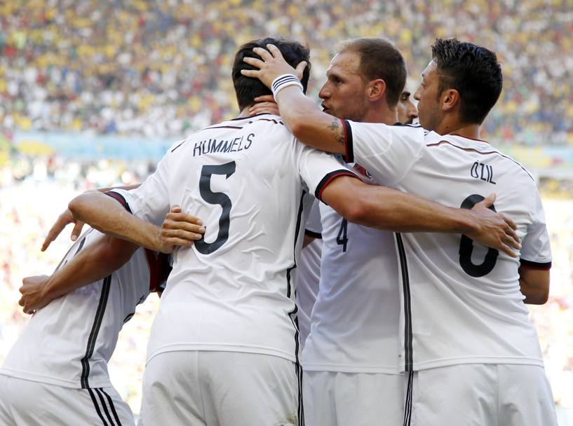 Abbraccio di gruppo a Mats Hummels: la Germania batte la Francia 1-0 e vola in semifinale. Ap